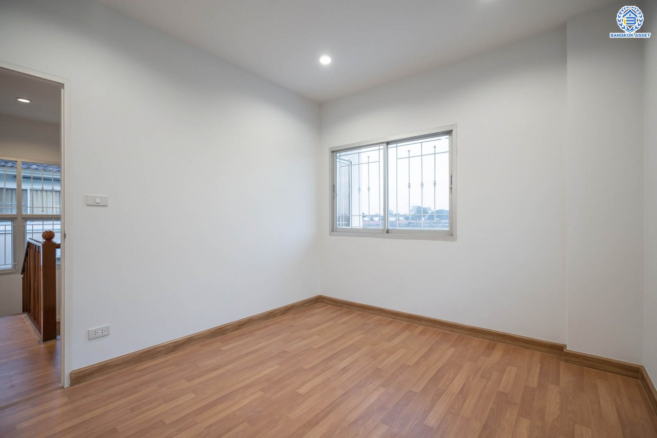 บ้านมือสองตกแต่งใหม่ โครงการ ศุภาลัยวิลล์ วงแหวน-รัตนาธิเบศร์ เนื้อที่กว้างขวางถึง 57 ตร.ว. ฟังก์ชัน 3 ห้องนอน 2 ห้องน้ำ 1 ห้องอเนกประสงค์ 2 ที่จอดรถ ตอบโจทย์ทุกการเข้าอยู่ บนทำเลเดินทางสะดวก เชื่อมต่อถนนหลายเส้นทาง เพียง 15 นาทีก็ถึงรถไฟฟ้าสายสีม่วง "สถานีคลองบางไผ่" ใกล้ทางด่วน "กาญจนาภิเษก"